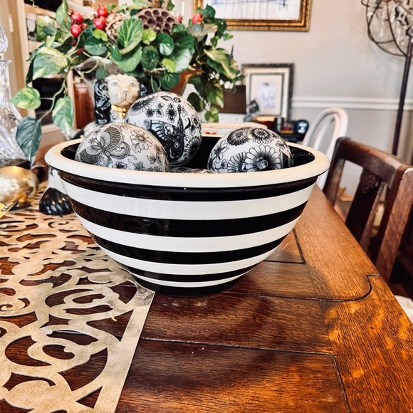 Elegant Chinoiserie Porcelain Ceramic Ball Black & White Carpet Balls Home Decor - Picture 10 of 16